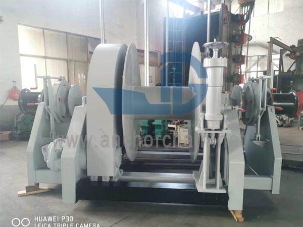 Hydraulický jednoduchý vrátek s dvojitým hřídelem a jedním bubnem
